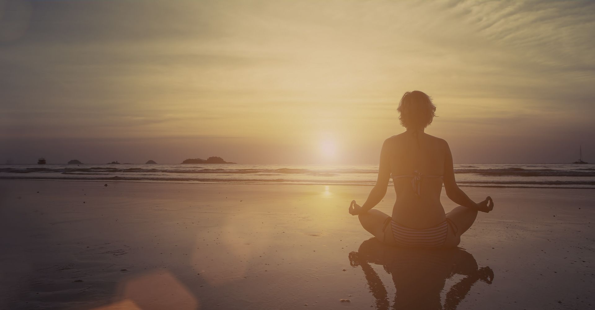 Persona feliz practicando yoga y meditación para equilibrio mental y bienestar emocional con FuXion